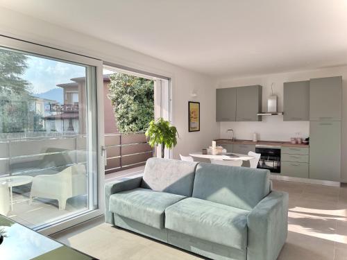 a living room with a couch and a kitchen at Pantone - Sarnico Color Suites in Sarnico