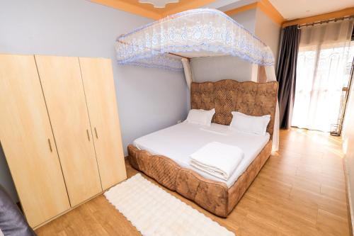 a bedroom with a bed with a canopy at EL ROi KADOSHI MOTEL in Kyenjojo