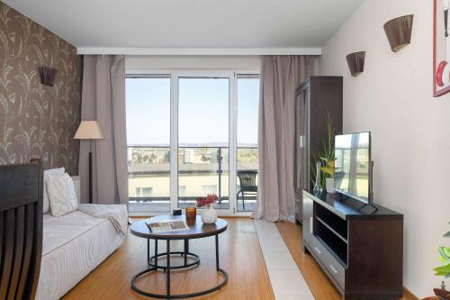 Functional & Modern Apartment with Parking and Balcony by Noclegi Renters