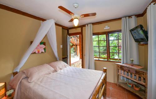 Ένα ή περισσότερα κρεβάτια σε δωμάτιο στο Pousada Villa Da Prainha