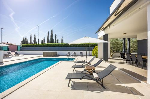Villa Una in Pula with heated pool and whirlpool