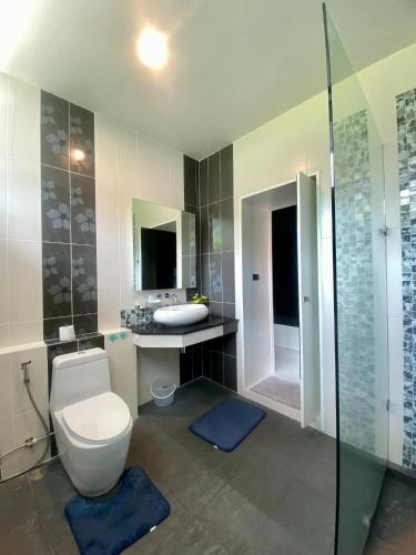 a bathroom with a toilet and a sink and a shower at Villa Worawan Pool Villa Bo Phut in Nathon Bay
