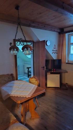 a living room with a table and a kitchen at Darpvenner Diele in Ostercappeln