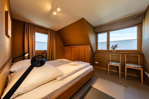 a bedroom with a bed and a large window at Neue Büdnerei in Althagen