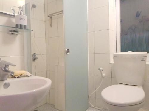 ein Badezimmer mit Toilette und Waschbecken in der Unterkunft La Pace Hostel in Taitung