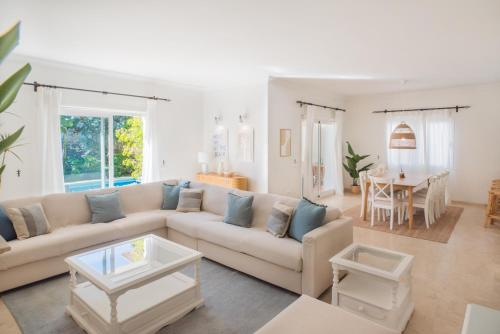 Luxury Villa, Heated pool, Next to the beach