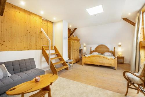 a living room with a couch and a bed at Ferienwohnung in Anni's Ferienhaus in Großaltenstädten