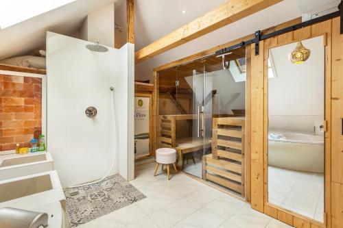 a bathroom with a tub and a toilet and a sink at Ferienwohnung in Anni's Ferienhaus in Großaltenstädten