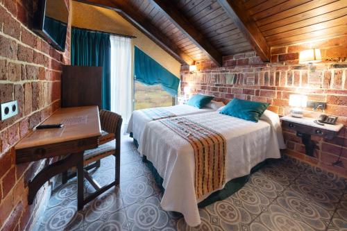 a bedroom with a bed in a brick wall at Hotel Cerro La Nina in Beceña