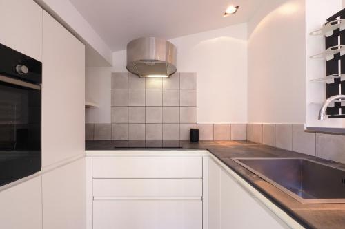Contempora - Apartment for 4 People with Terrace - Close to Policlinico and Tribunale