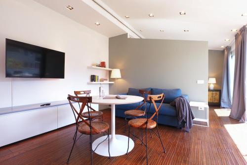 Contempora - Apartment for 4 People with Terrace - Close to Policlinico and Tribunale