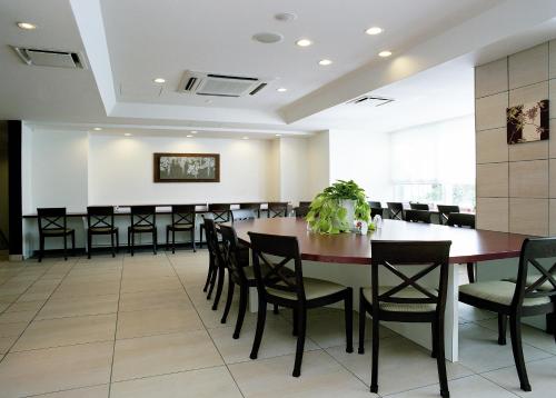 une salle de conférence avec une table et des chaises dans l'établissement Sotetsu Fresa Inn Fujisawa Shonandai, à Fujisawa