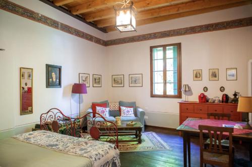 a living room with a bed and a table and chairs at Villa Guarienti Valpolicella in Fumane