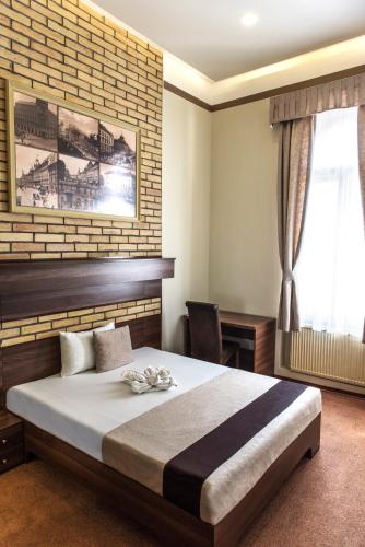 a bedroom with a bed and a desk and a window at SOUS44 in Budapest