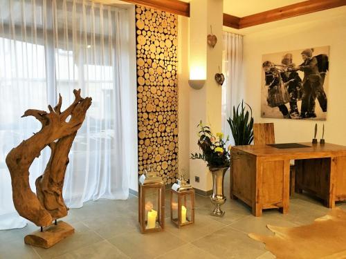 a living room with a wooden table and a window at Neo Hotel Linde Esslingen in Esslingen