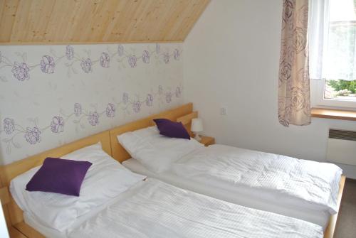 Postel nebo postele na pokoji v ubytování Apartmány Růže