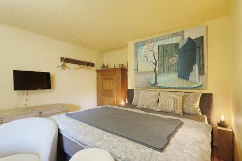 a bedroom with a bed and a painting on the wall at Romantikzimmer in Striesen in Dresden