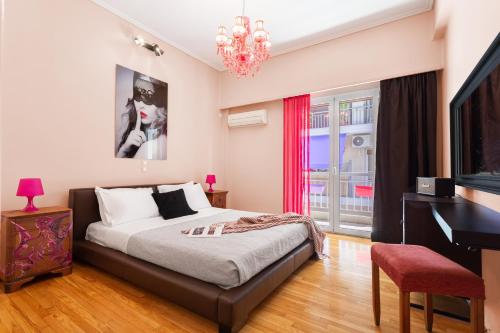 1 A-Hop To Acropolis, Retro-Pop Apart with Balcony!