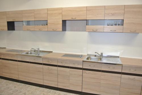 Kuchyňa alebo kuchynka v ubytovaní Apartmány Růže