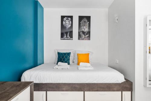 a small bedroom with a bed with blue and white at LE PALAIS Centre-Ville - Proche Mer Terrasse Wifi in Menton