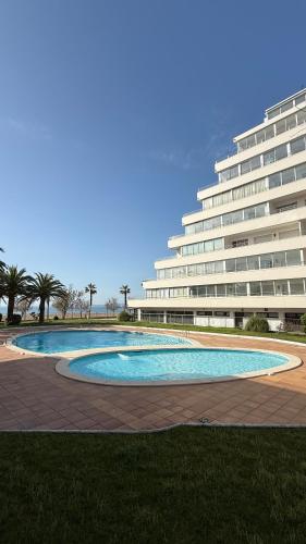 Apartamento frente al mar con una amplia terraza y vistas a la bahía