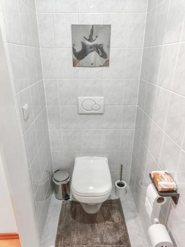 Cozy Apartment near Airport & City Center with Private Garden