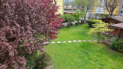 an aerial view of a yard with flowers and grass at House Martina in Limana
