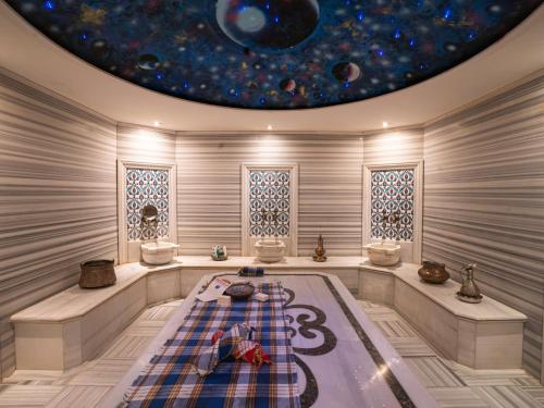 a room with a large bath tub with a star ceiling at Babylon Rotana Hotel in Baghdād