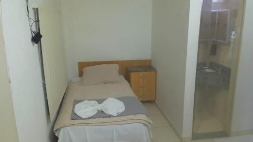 a small room with a bed with towels on it at Hotel Mooca in São Paulo