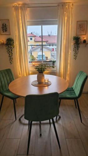 a table and chairs in a room with a window at Ferienwohnung Eleni in Mauth