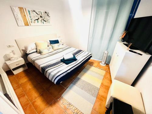 a small bedroom with a bed in a room at Perlazul in Peniscola
