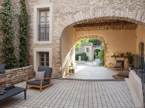 an archway leading to a patio in a house at Domaine Les Martins in Gordes