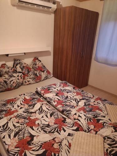 a bed with a colorful comforter in a bedroom at Csendàr hàz in Tapolca