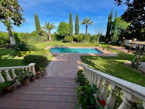a staircase leading to a swimming pool in a yard at La Casa de Luna Lunera in Córdoba