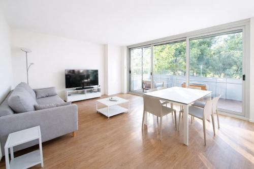 Bright & Fully Equipped 2BR Apartment, 3 min from Beach, Surrounded by Parks