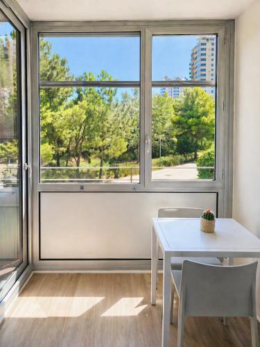 Bright & Fully Equipped 2BR Apartment, 3 min from Beach, Surrounded by Parks