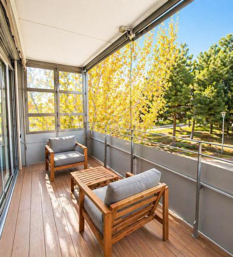 Bright & Fully Equipped 2BR Apartment, 3 min from Beach, Surrounded by Parks