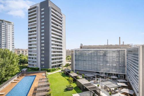 Bright & Fully Equipped 2BR Apartment, 3 min from Beach, Surrounded by Parks