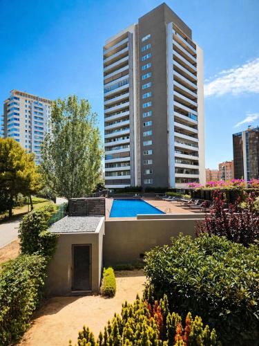 Bright & Fully Equipped 2BR Apartment, 3 min from Beach, Surrounded by Parks