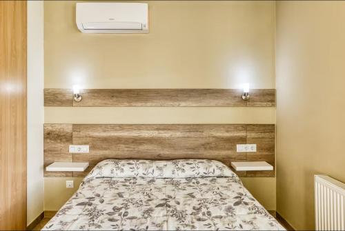 a bedroom with a bed and two lights on the wall at RAQUEL'S - Habitacions i Apartaments turístics - in Sant Pere Pescador