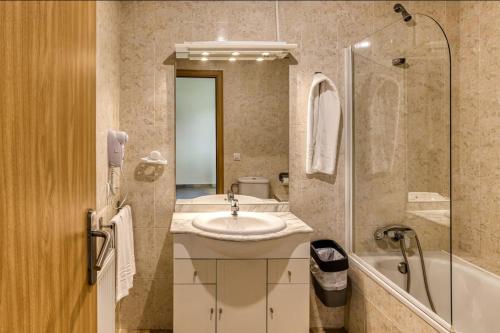a bathroom with a sink and a shower and a tub at RAQUEL'S - Habitacions i Apartaments turístics - in Sant Pere Pescador