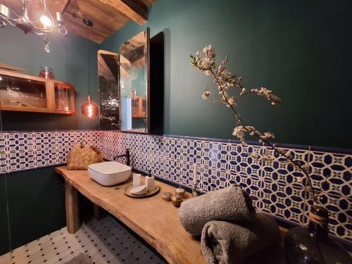 ein Badezimmer mit Waschtisch, Waschbecken und Spiegel in der Unterkunft Moniówka in Nowe Kawkowo