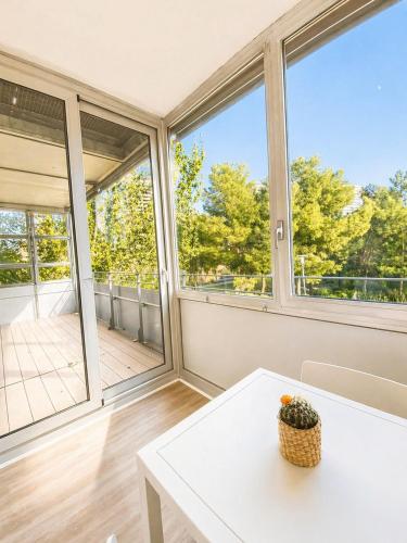 Bright & Fully Equipped 2BR Apartment, 3 min from Beach, Surrounded by Parks