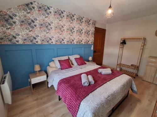 a bedroom with a bed with two towels on it at Un Air de Poudlard in Bogny Sur Meuse