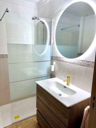 ein Badezimmer mit Waschbecken und Dusche mit Spiegel in der Unterkunft Duplex Petrales in Tejina