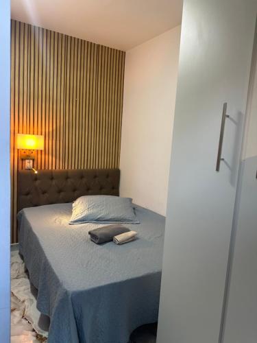 a bedroom with a bed with two towels on it at Apartamento 1 dorm,com ar,frente faculdade in São Paulo
