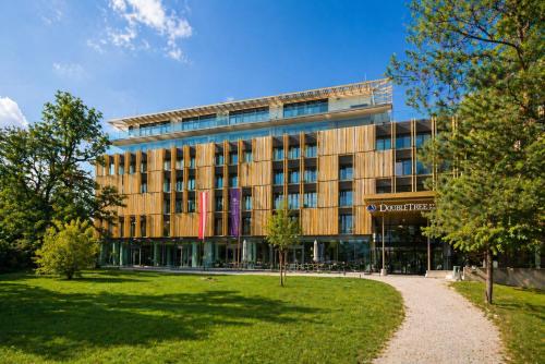Regal Retreat: Luxurious Apartment with Schönbrunn Palace Panorama
