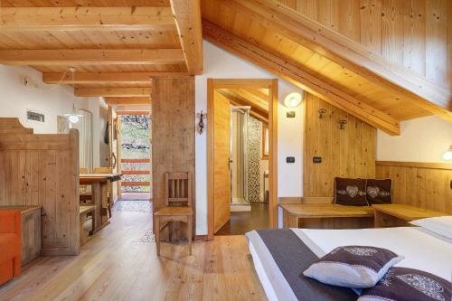 a bedroom with wooden walls and a bed in a room at Mas di Zonadi - intero alloggio in Rabbi