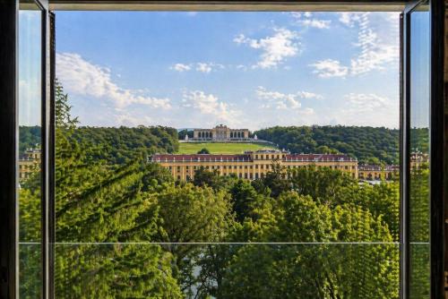 Regal Retreat: Luxurious Apartment with Schönbrunn Palace Panorama