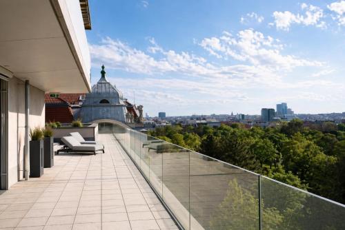 Regal Retreat: Luxurious Apartment with Schönbrunn Palace Panorama